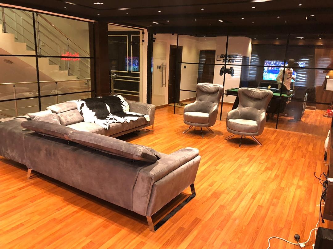 Lounge with swivel chairs